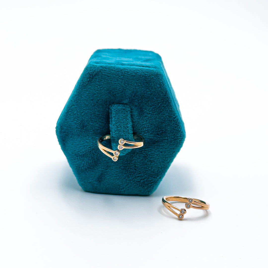 Connecting dots toe ring