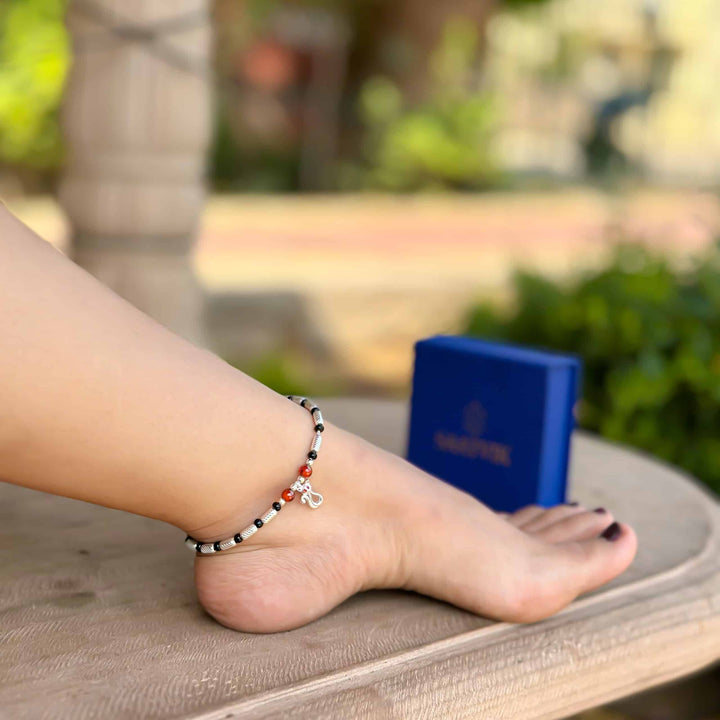 Fancy anklet with cat charms